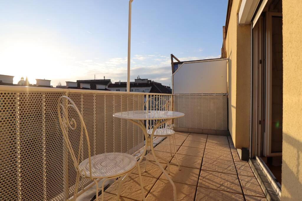 Brilliant View: Balcony Home, Modern, Stylish And Newly Renovated فيينا المظهر الخارجي الصورة